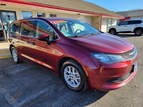 Used 2021 Chrysler Voyager LX image 3