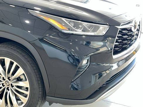 New 2026 Toyota Highlander Platinum image 2