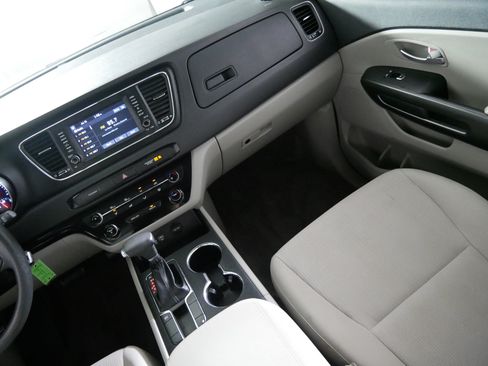 Used 2019 Kia Sedona LX FWD image 11