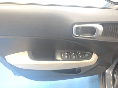 Used 2025 Hyundai Venue SEL FWD image 22