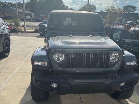 Used 2025 Jeep Gladiator Sport AWD/4WD image 2