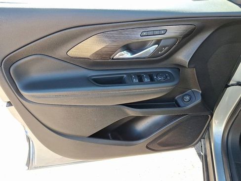 Used 2024 GMC Terrain SLT image 9