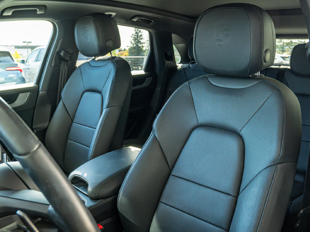 Certified 2026 Porsche Cayenne AWD/4WD image 5