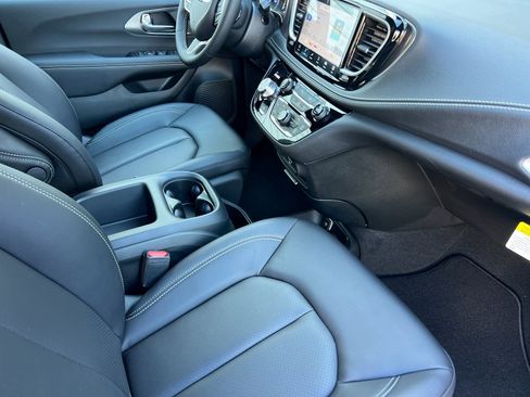 New 2026 Chrysler Pacifica Select image 17
