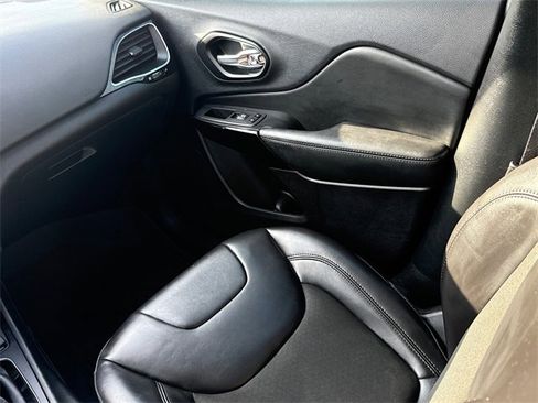 Used 2021 Jeep Cherokee Latitude Plus image 15