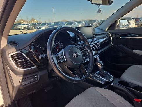 Certified 2021 Kia Seltos EX image 2