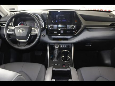 Used 2023 Toyota Highlander XLE FWD image 14