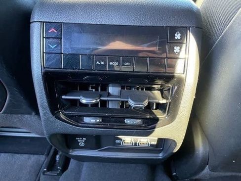 Used 2024 Jeep Grand Cherokee L Laredo image 15