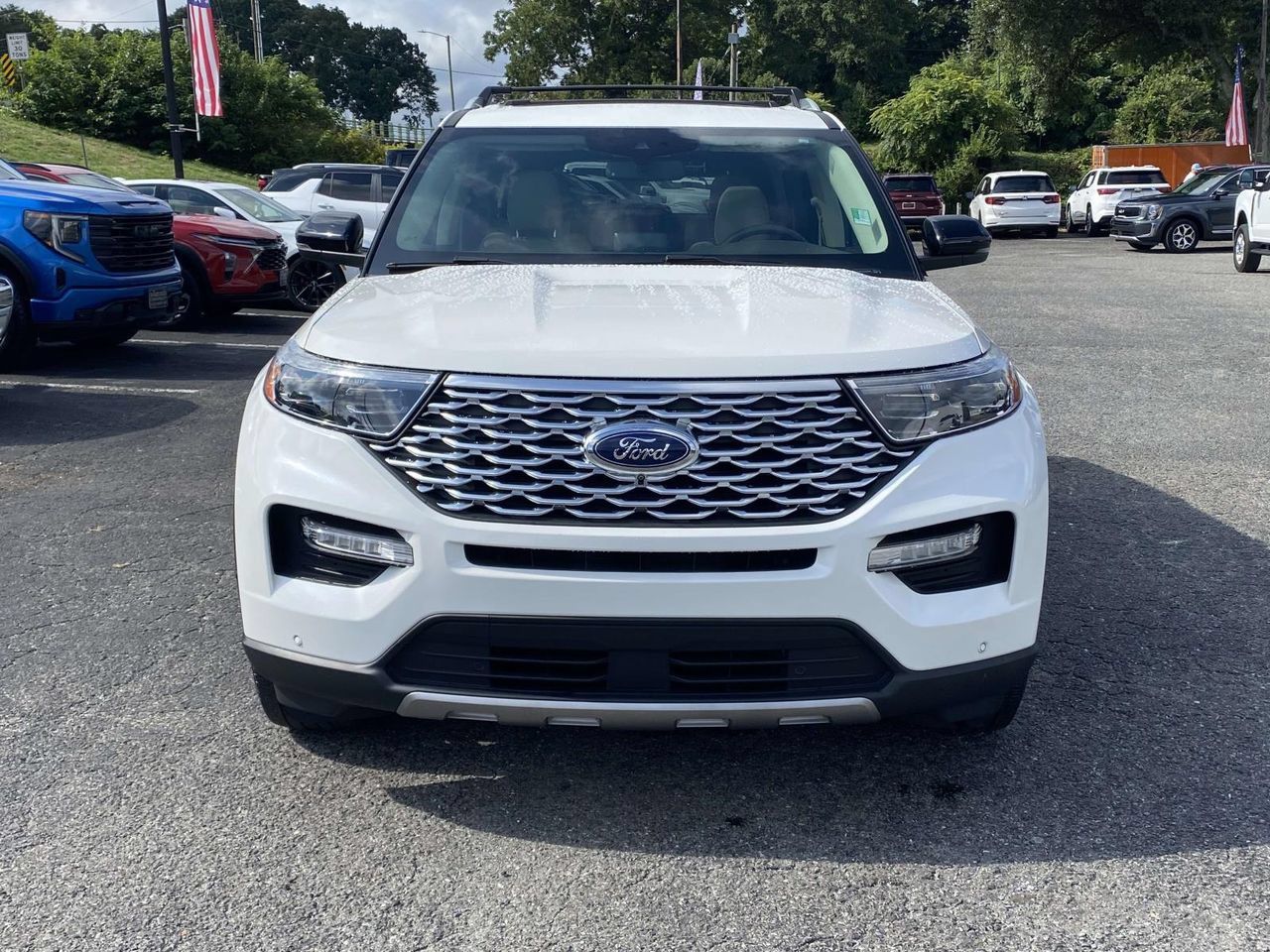 Used 2020 Ford Explorer Platinum w/ Premium Technology Package AWD/4WD image 2