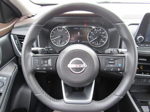 Used 2023 Nissan Rogue SV w/ SV Premium B Package image 18