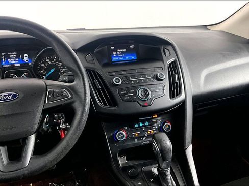 Used 2018 Ford Focus SE w/ SE Appearance Package FWD image 6