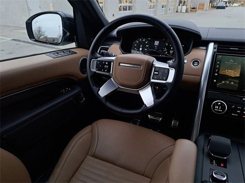 Used 2024 Land Rover Discovery Metropolitan Edition image 17