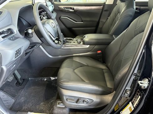 New 2026 Toyota Highlander Platinum image 16
