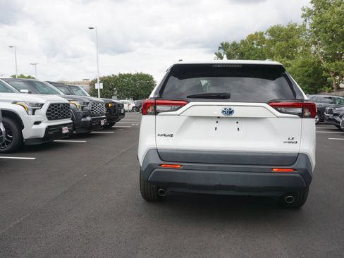 Used 2022 Toyota RAV4 LE AWD/4WD image 5