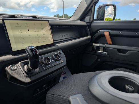 Used 2023 Land Rover Defender 90 X AWD/4WD image 32