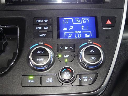 Used 2017 Toyota Sienna SE Premium image 37