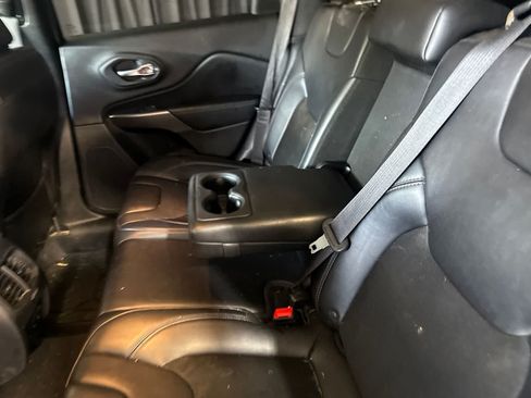 Used 2019 Jeep Cherokee Latitude Plus FWD image 18