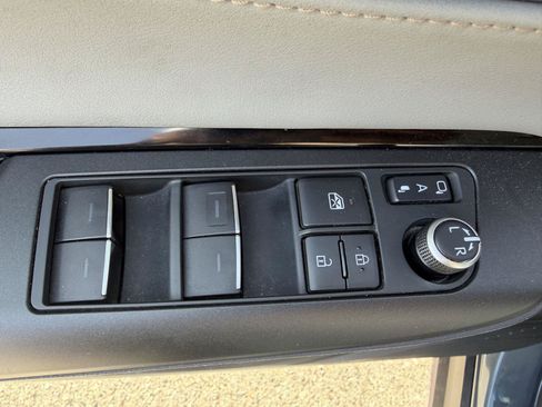 Used 2021 Toyota Venza LE w/ Carpet Mat Package (TMS) AWD/4WD image 16