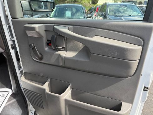 Used 2013 Chevrolet Express 2500 RWD image 38