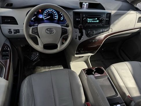 Used 2013 Toyota Sienna XLE image 10