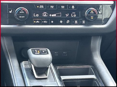 Used 2023 Nissan Pathfinder SL AWD/4WD image 27