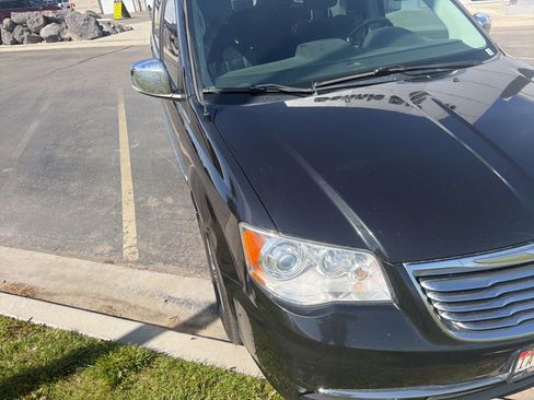 Used 2015 Chrysler Town & Country Limited Platinum FWD image 10