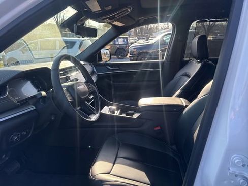 New 2025 Jeep Grand Cherokee Limited w/ Luxury Tech Group II AWD/4WD image 13