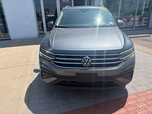 Used 2024 Volkswagen Tiguan SE w/ Panoramic Sunroof Package FWD image 5