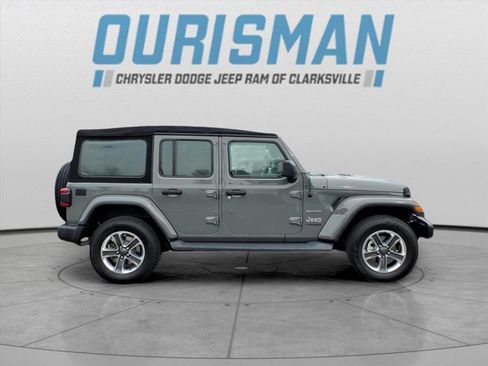 Used 2018 Jeep Wrangler Unlimited Sahara image 2