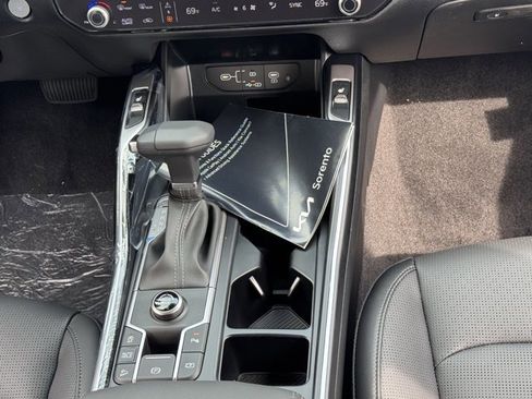 New 2025 Kia Sorento S image 18