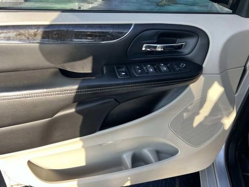 Used 2011 Chrysler Town & Country Touring w/ Driver Convenience Group image 15