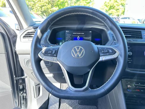 Used 2022 Volkswagen Tiguan SE w/ Panoramic Sunroof Package image 17