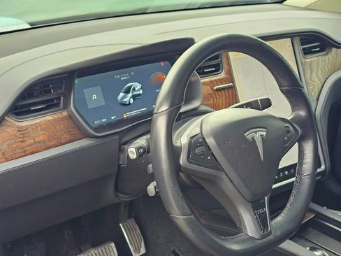 Used 2018 Tesla Model X 75D image 7