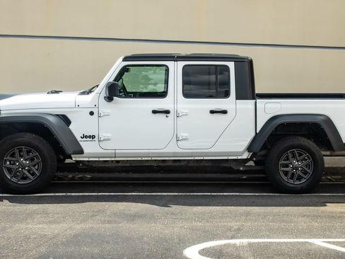 Used 2025 Jeep Gladiator Sport AWD/4WD image 4