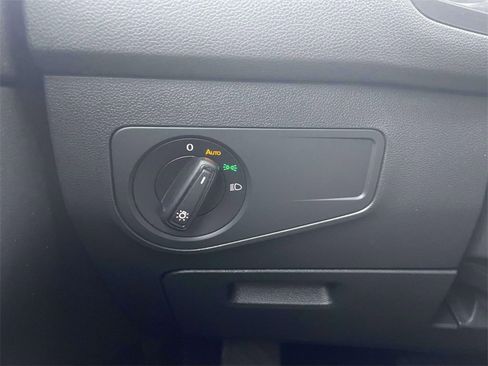 Used 2022 Volkswagen Taos SE image 18