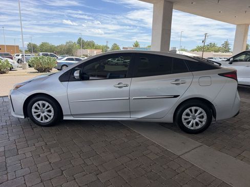 Used 2022 Toyota Prius LE FWD image 2