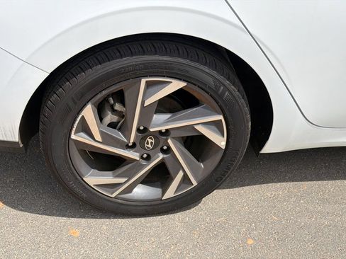 Certified 2025 Hyundai Elantra Sport FWD image 17