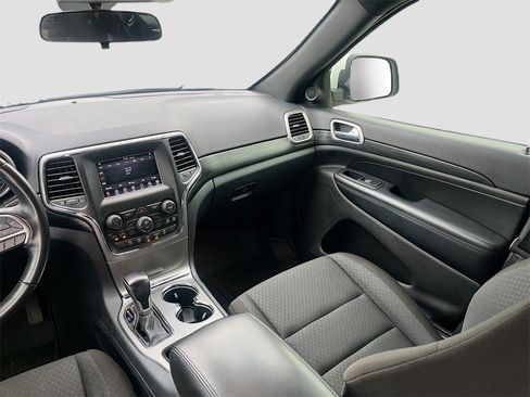 Used 2020 Jeep Grand Cherokee Laredo image 21