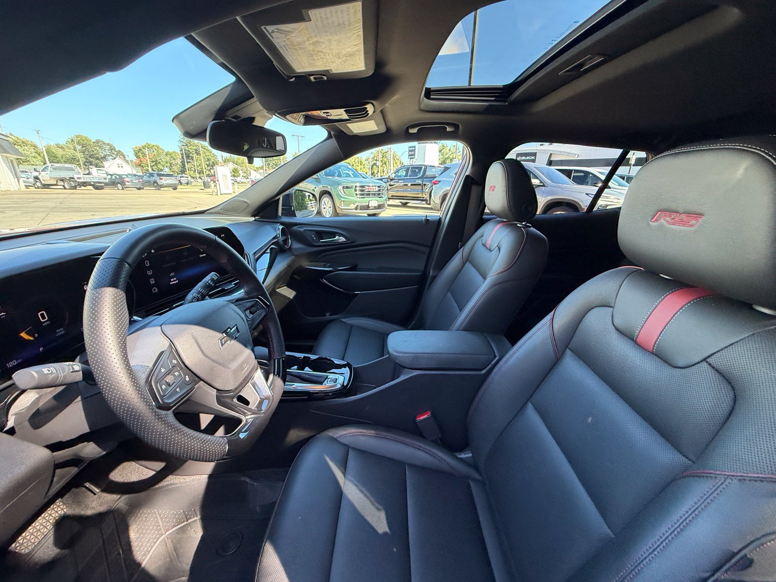 Used 2025 Chevrolet Trax RS w/ Sunroof Package FWD image 4