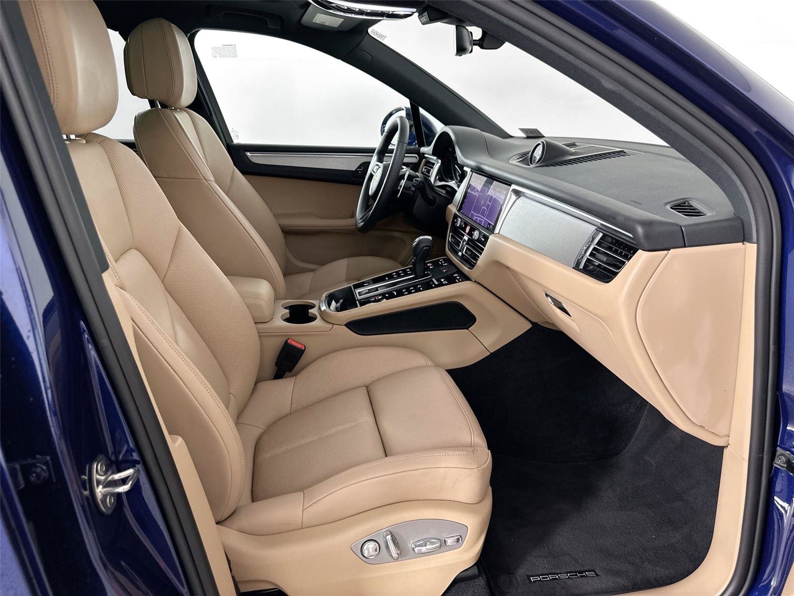 Certified 2024 Porsche Macan AWD/4WD image 29