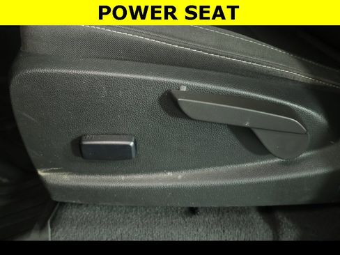 Used 2022 Chevrolet Colorado LT w/ LT Convenience Package image 4