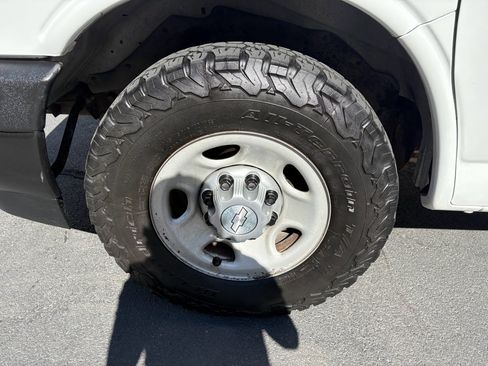 Used 2017 Chevrolet Express 2500 Extended image 13