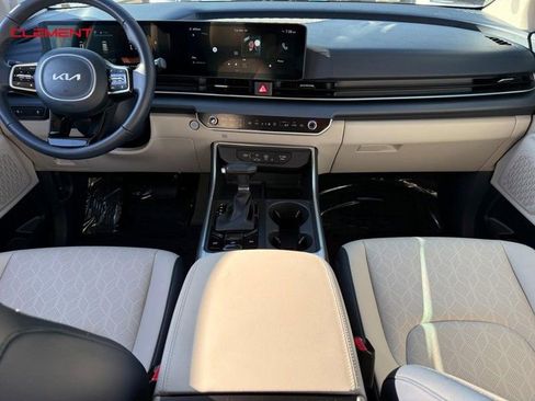Used 2025 Kia Carnival EX image 14