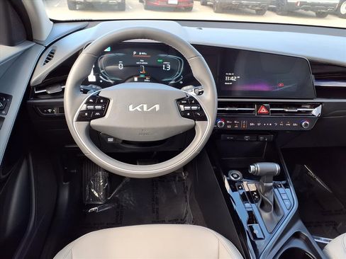 Certified 2025 Kia Niro EX image 12