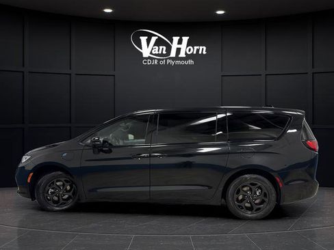 Used 2023 Chrysler Pacifica Limited w/ Uconnect Theater Family Group image 14