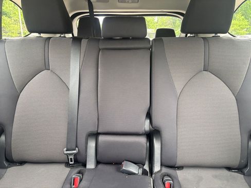 Used 2025 Toyota Highlander LE FWD image 40