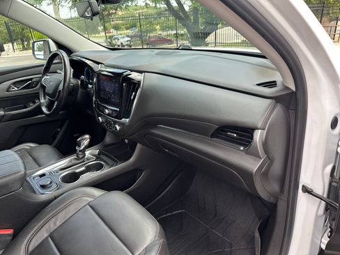 Used 2021 Chevrolet Traverse RS FWD image 40