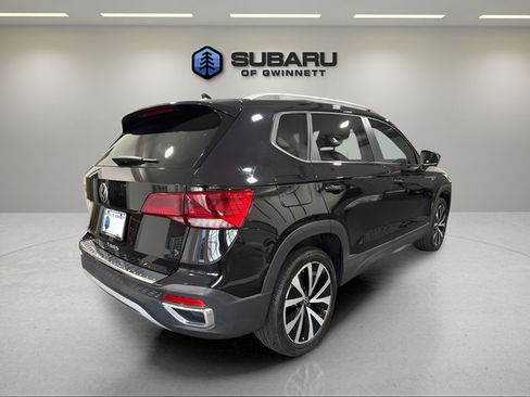 Used 2023 Volkswagen Taos SE w/ Panoramic Sunroof Package FWD image 5