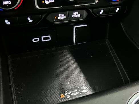 Used 2022 Chevrolet Suburban Z71 image 10