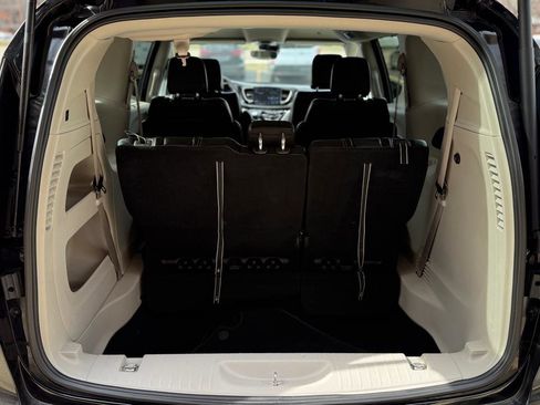 Used 2024 Chrysler Pacifica Touring-L image 22